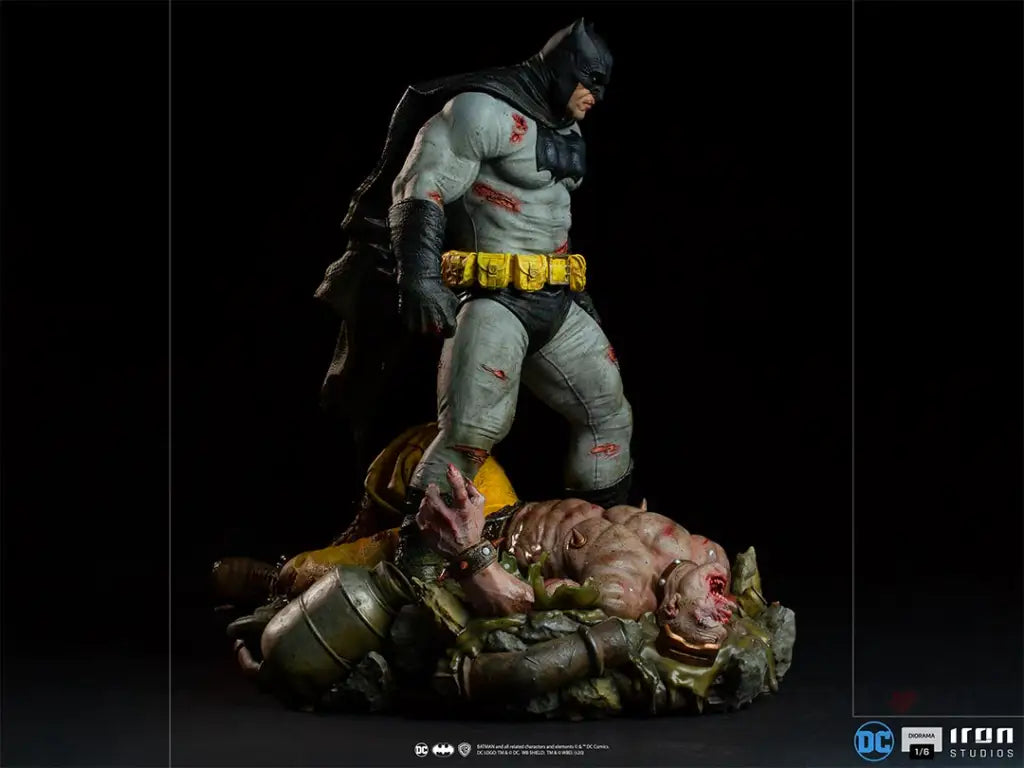 Batman The Dark Knight Returns Diorama - GeekLoveph