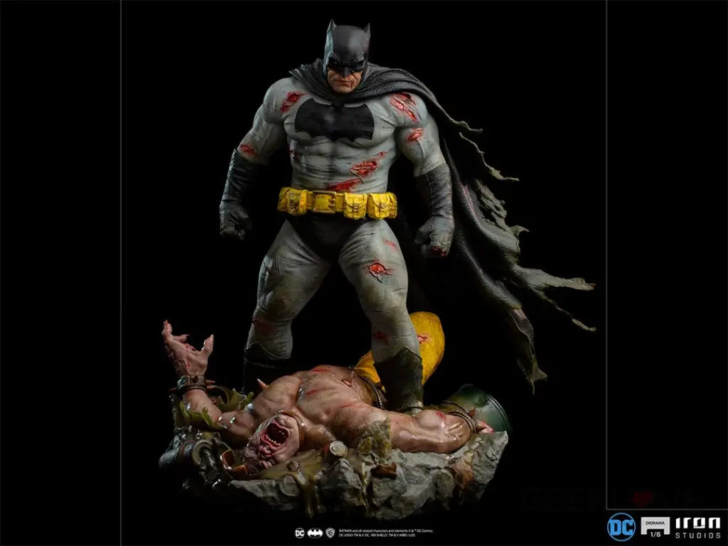 Batman The Dark Knight Returns Diorama - GeekLoveph