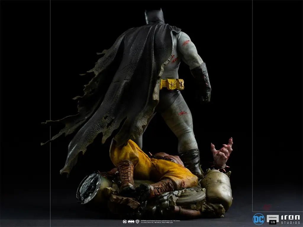 Batman The Dark Knight Returns Diorama - GeekLoveph