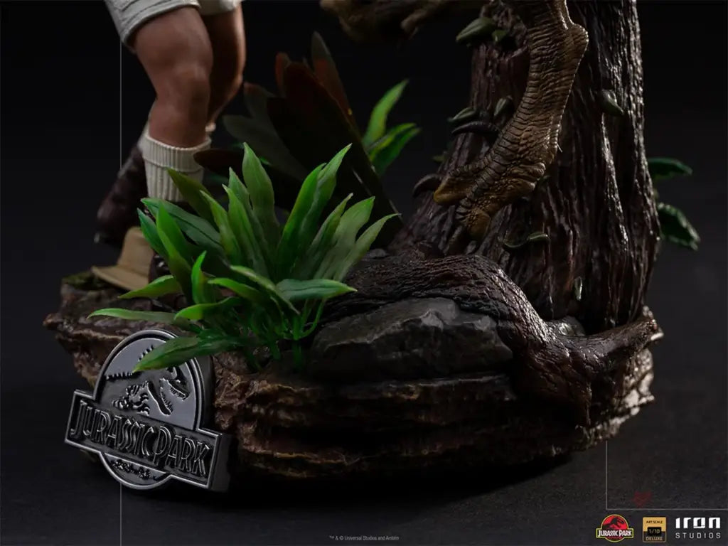 Clever Girl Deluxe Art Scale 1/10 Statue - Jurassic Park - GeekLoveph