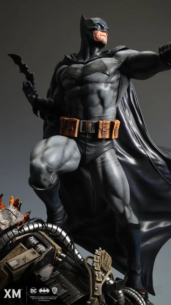 DC Classic Series Batman 1/4 Scale Statue