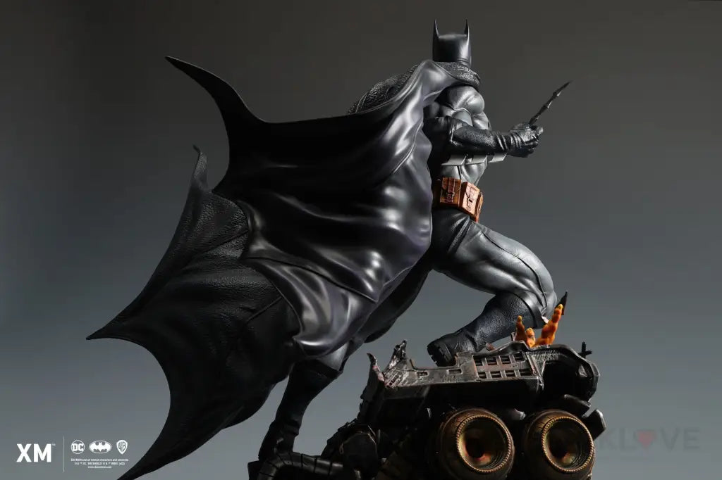 Dc Classic Series Batman 1/4 Scale Statue Preorder
