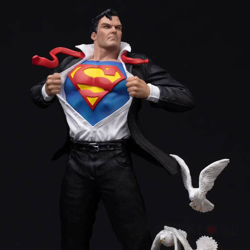 Dc Comics - Clark Kent 1/10 Scale Deluxe Statue Preorder