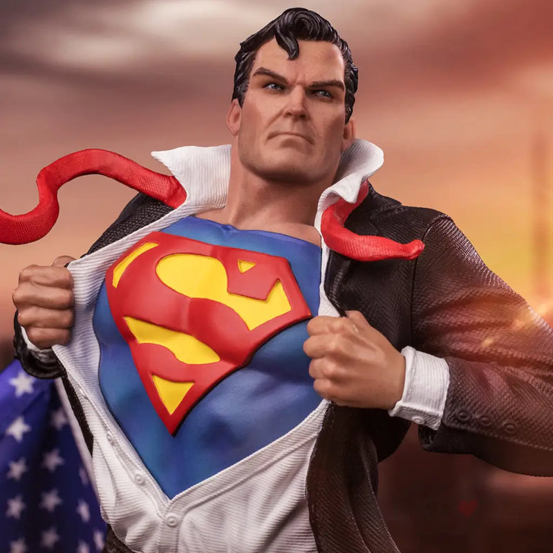 DC Comics - Clark Kent 1/10 Scale Deluxe Statue