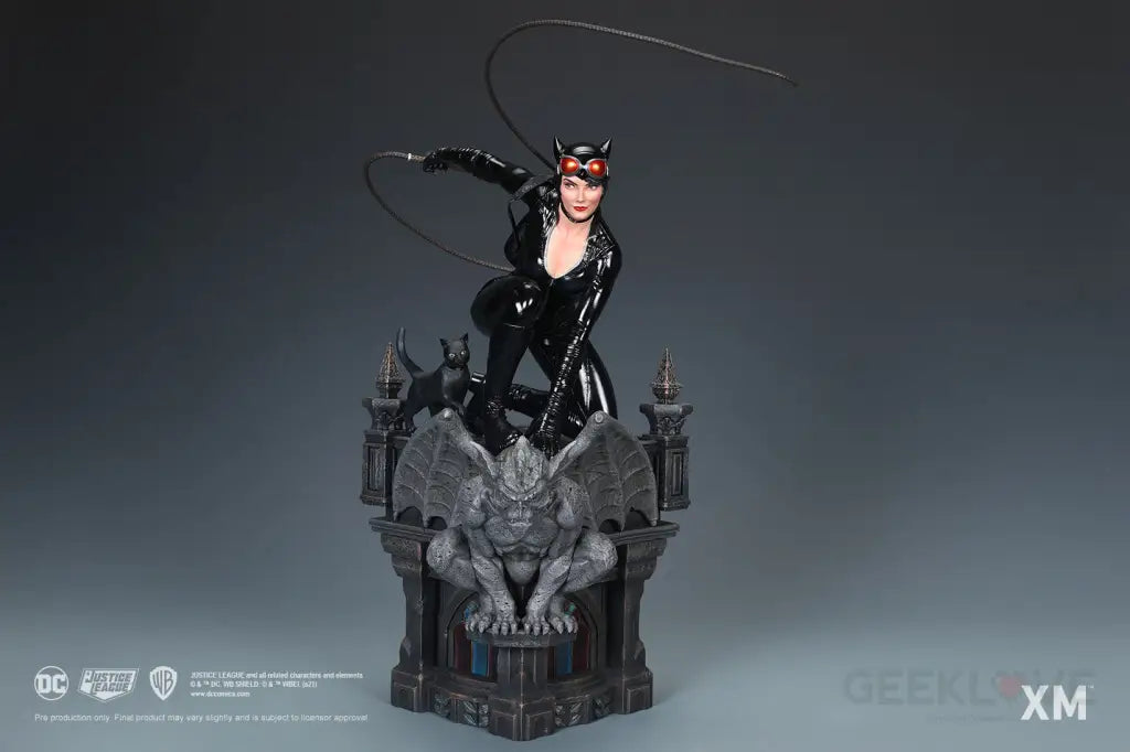 DC Rebirth - Catwoman Statue - GeekLoveph