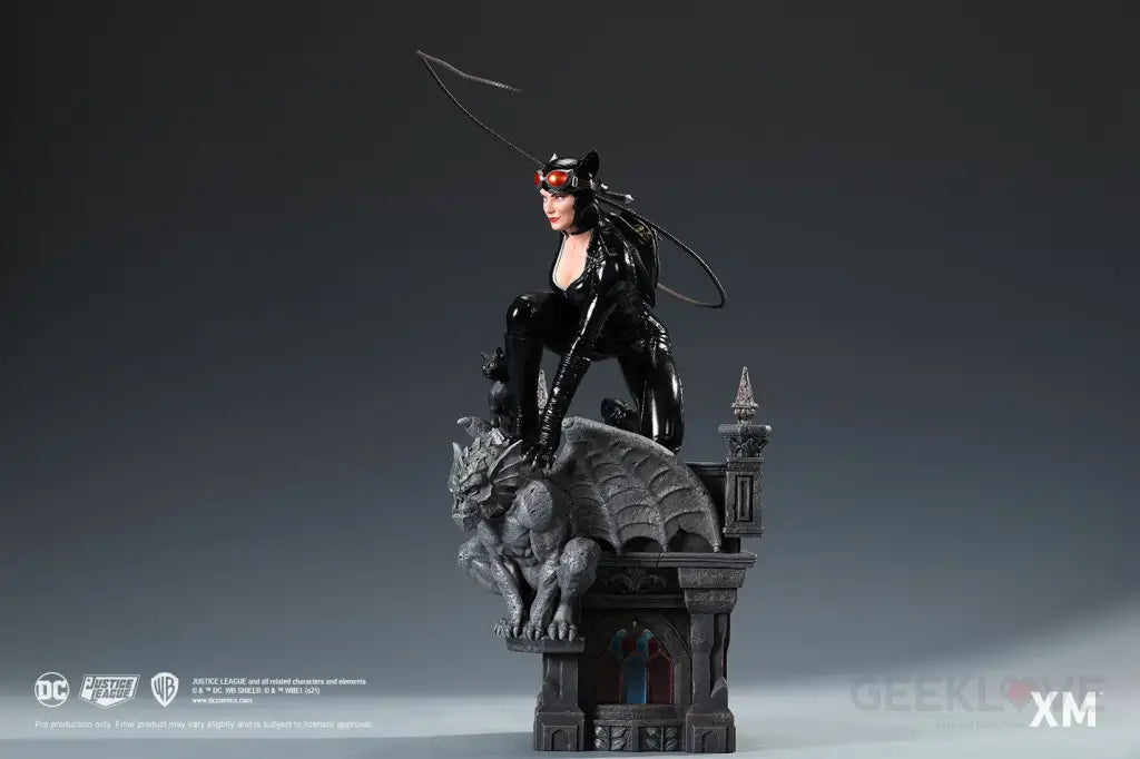 DC Rebirth - Catwoman Statue - GeekLoveph
