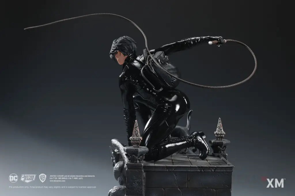 DC Rebirth - Catwoman Statue - GeekLoveph