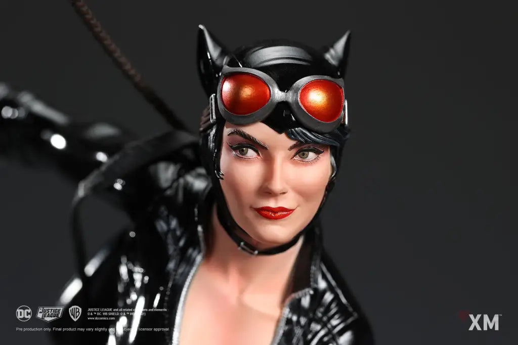 DC Rebirth - Catwoman Statue - GeekLoveph