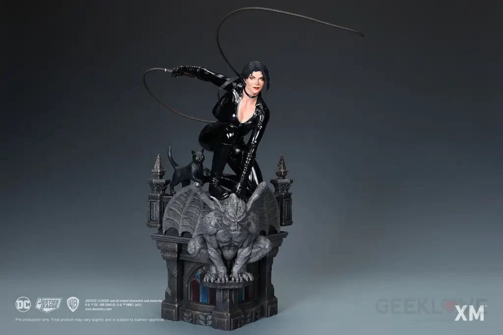 DC Rebirth - Catwoman Statue - GeekLoveph