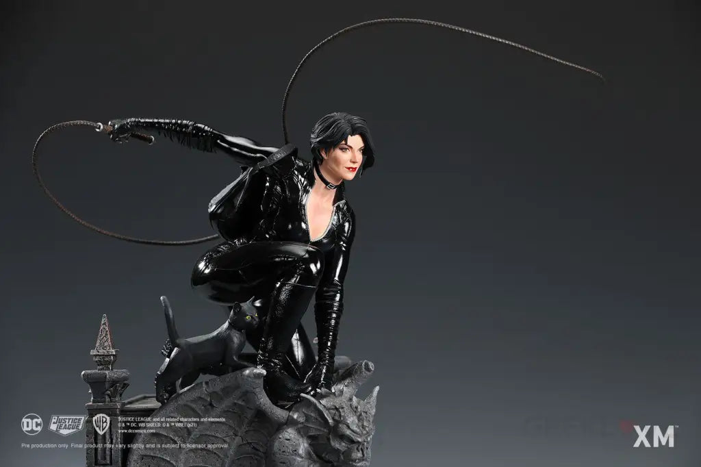 DC Rebirth - Catwoman Statue - GeekLoveph