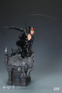DC Rebirth - Catwoman Statue - GeekLoveph