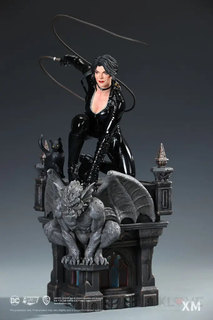 DC Rebirth - Catwoman Statue - GeekLoveph