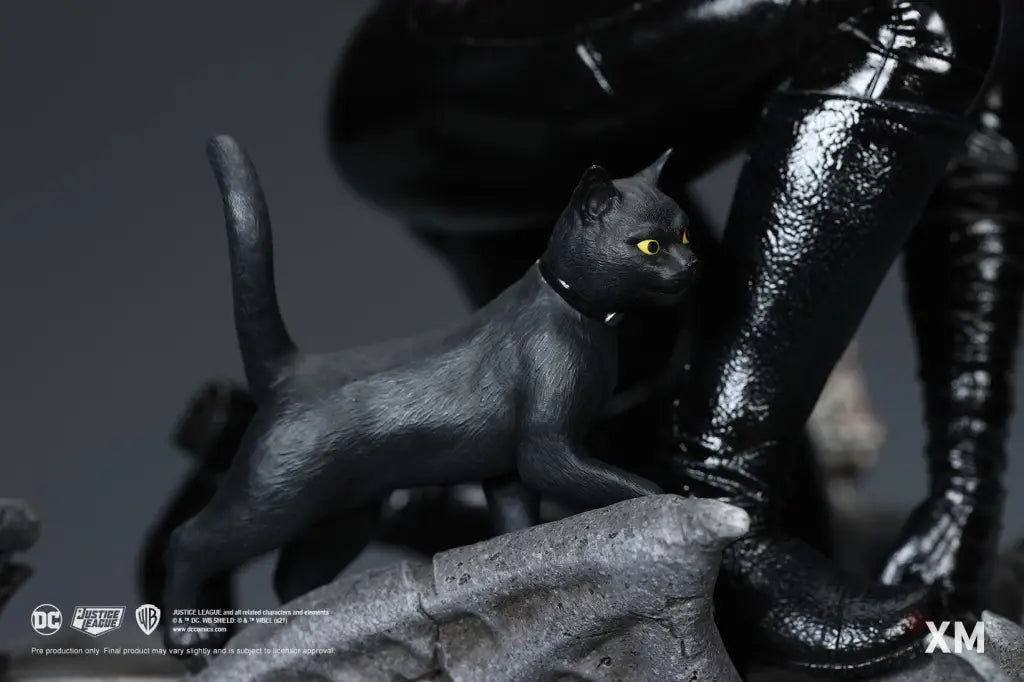 DC Rebirth - Catwoman Statue - GeekLoveph