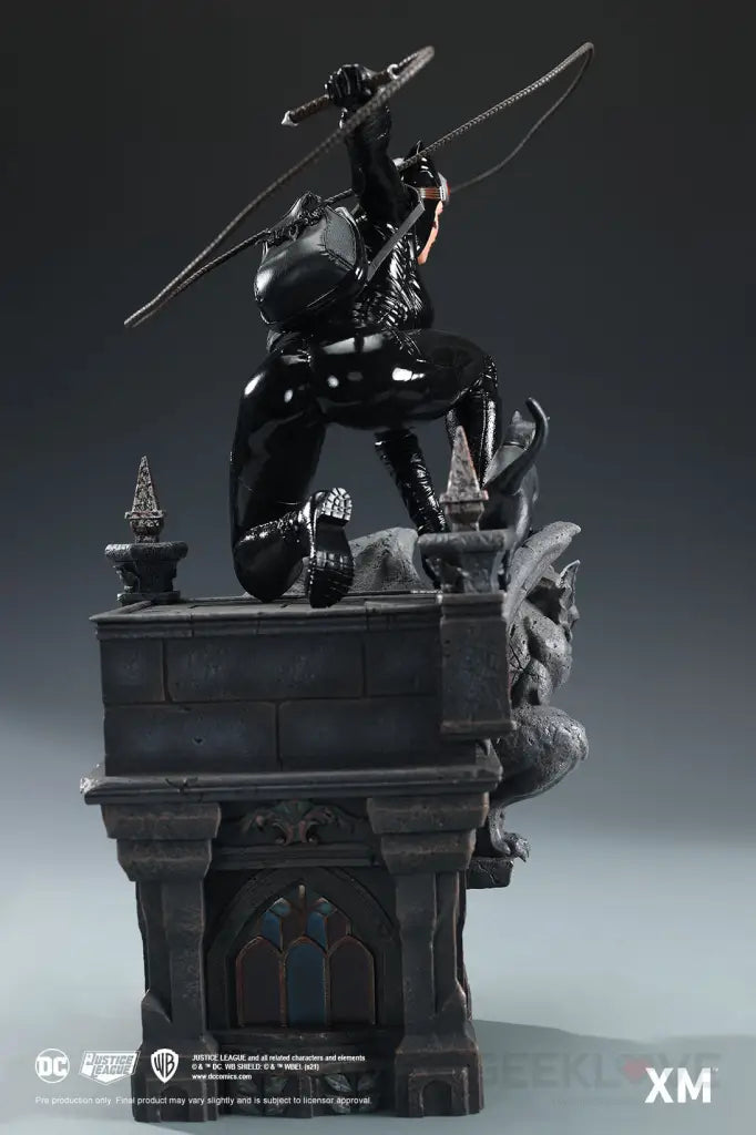 DC Rebirth - Catwoman Statue - GeekLoveph