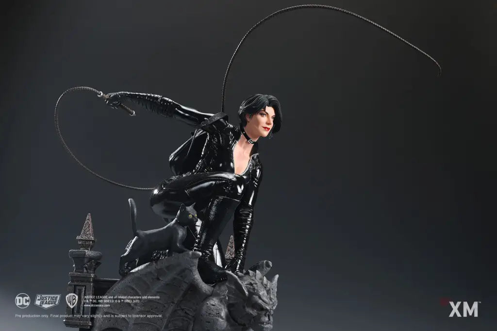 DC Rebirth - Catwoman Statue - GeekLoveph