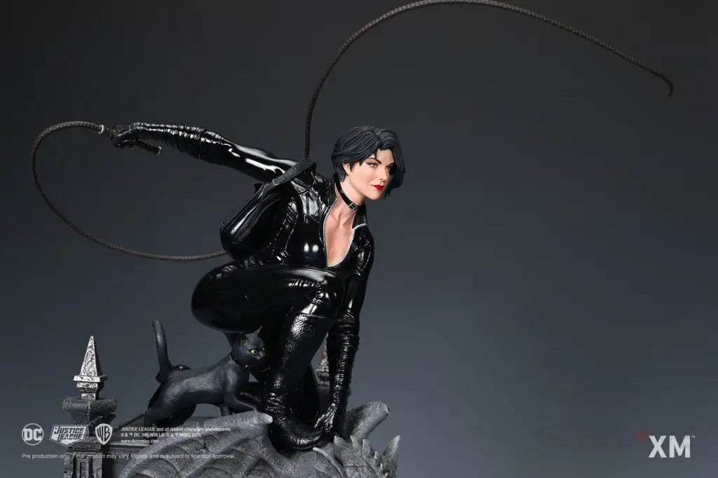 DC Rebirth - Catwoman Statue - GeekLoveph
