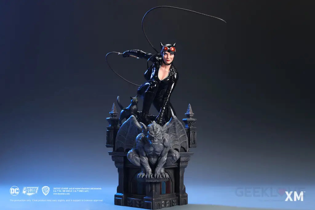 DC Rebirth - Catwoman Statue - GeekLoveph