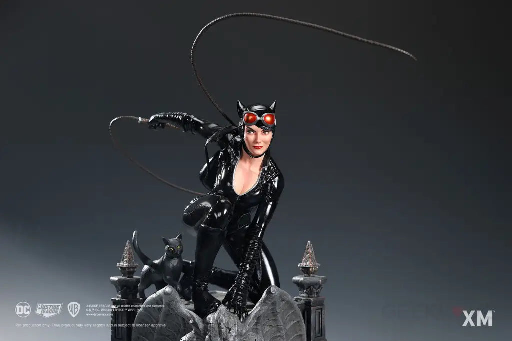 DC Rebirth - Catwoman Statue - GeekLoveph