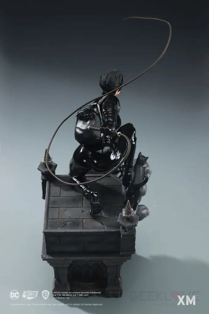 DC Rebirth - Catwoman Statue - GeekLoveph
