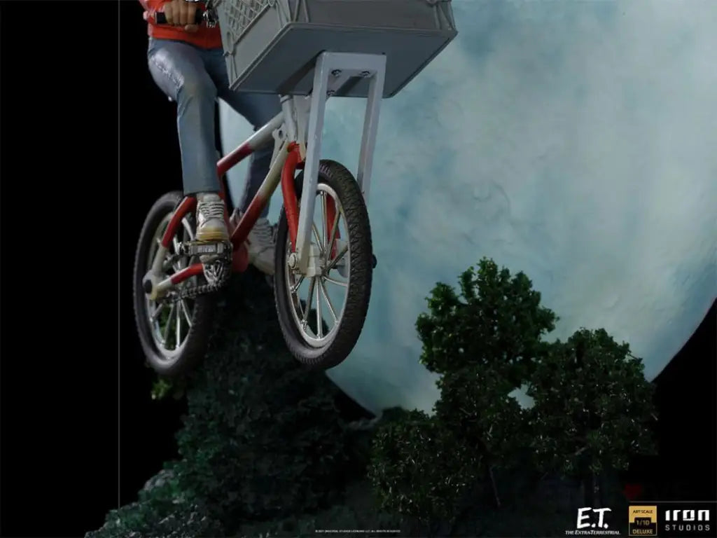 E.T. & Elliot Deluxe 1/10 Art Scale Statue - GeekLoveph