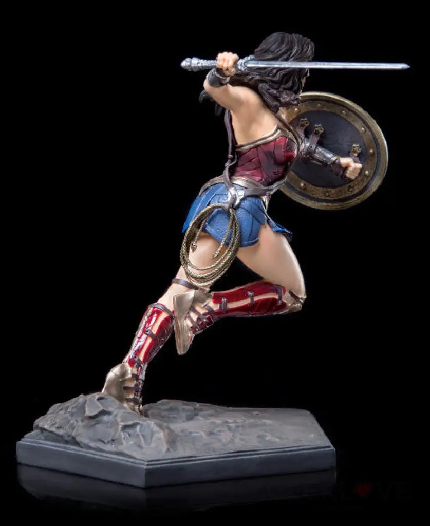 Iron Studios: Justice League Wonder Woman Art Scale 1/10 - GeekLoveph