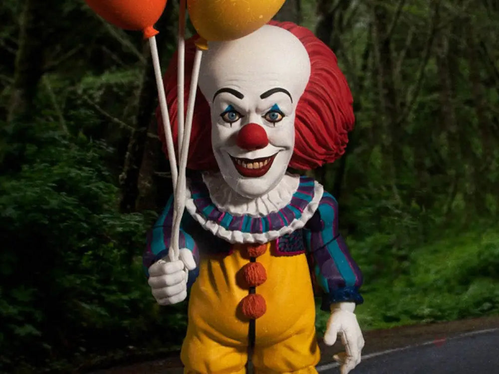 IT (1990) Mezco Designer Series Deluxe Pennywise - GeekLoveph