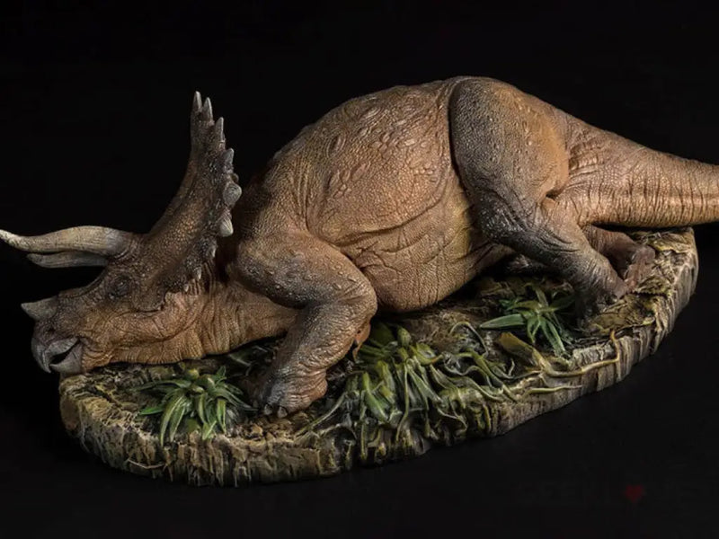 Jurassic Series Triceratops (Sick Ver.) 1/35 Scale Figure