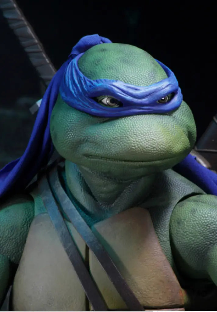 NECA: Teenage Mutant Ninja Turtles (1990 Movie)- 1/4 Scale Leonardo