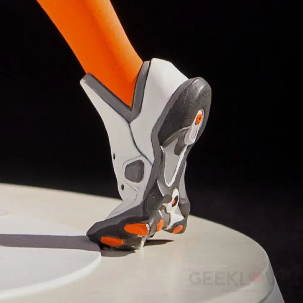 Overwatch Tracer Statue - GeekLoveph