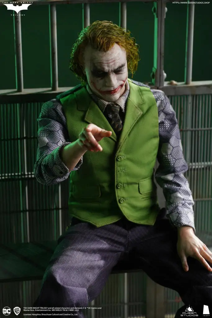 The Dark Knight Joker 1/6 Scale Figure (Deluxe) - GeekLoveph